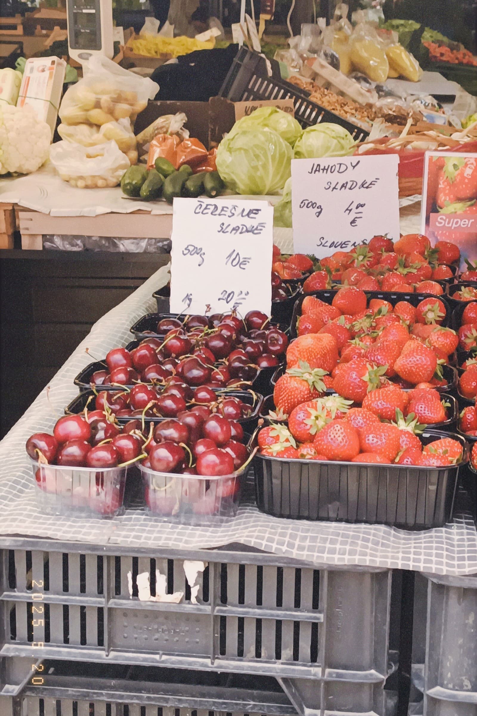 V ponuke na trhu boli aj čerešne v cene 20 eur za 1 kg