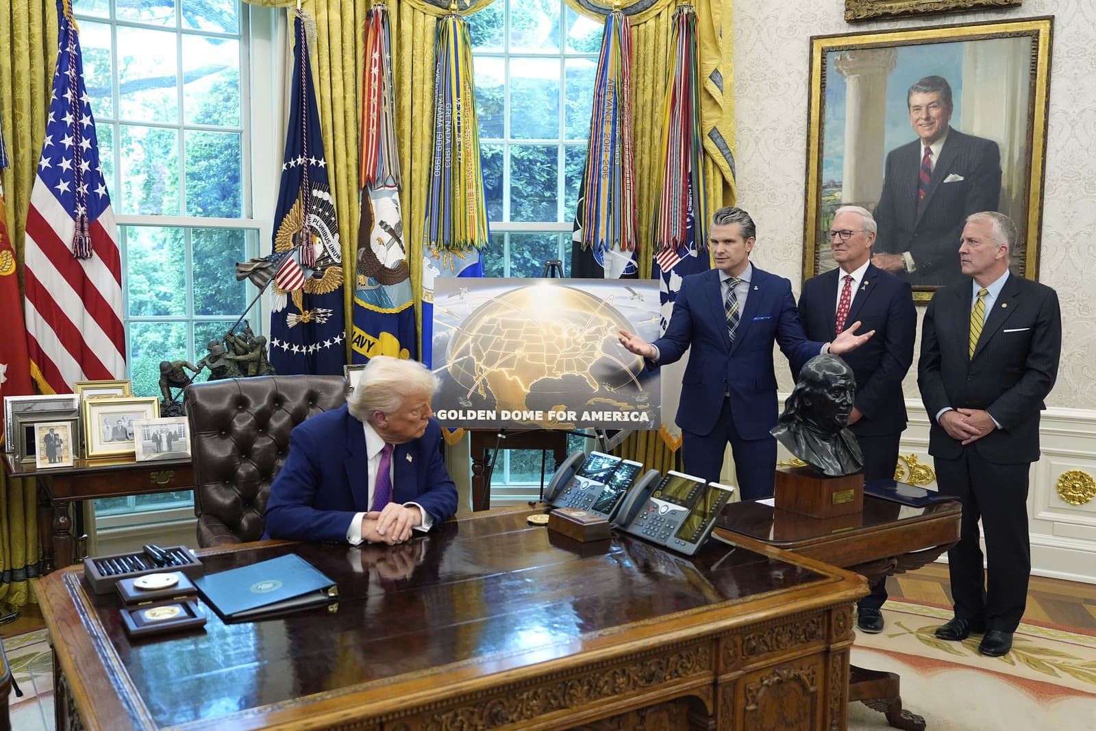 Prezident Donald Trump, senátor Dan Sullivan, R-Alaska, vpravo, senátor Kevin Cramer, R-N.D. a minister obrany Pete Hegseth