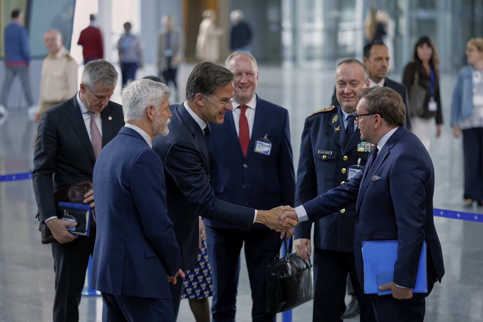 Český prezident Petr Pavel (druhý zľava) a generálny tajomník NATO Mark Rutte (tretí zľava) v sídle NATO v Bruseli