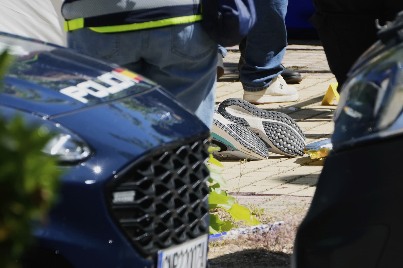 Na snímke policajti na mieste činu po zastrelení bývalého ukrajinského politika Andrija Portnova
