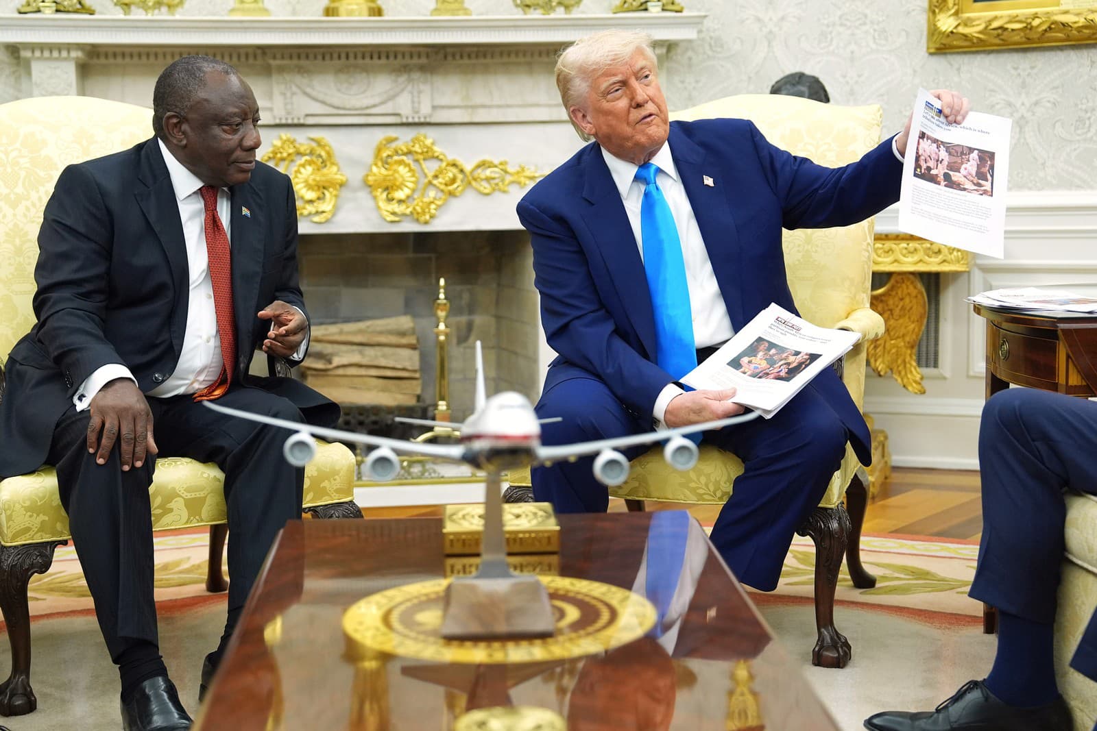 Americký prezident Donald Trump (vpravo) a juhoafrický prezident Cyril Ramaphosa počas stretnutia v Oválnej pracovni Bieleho domu vo Washingtone