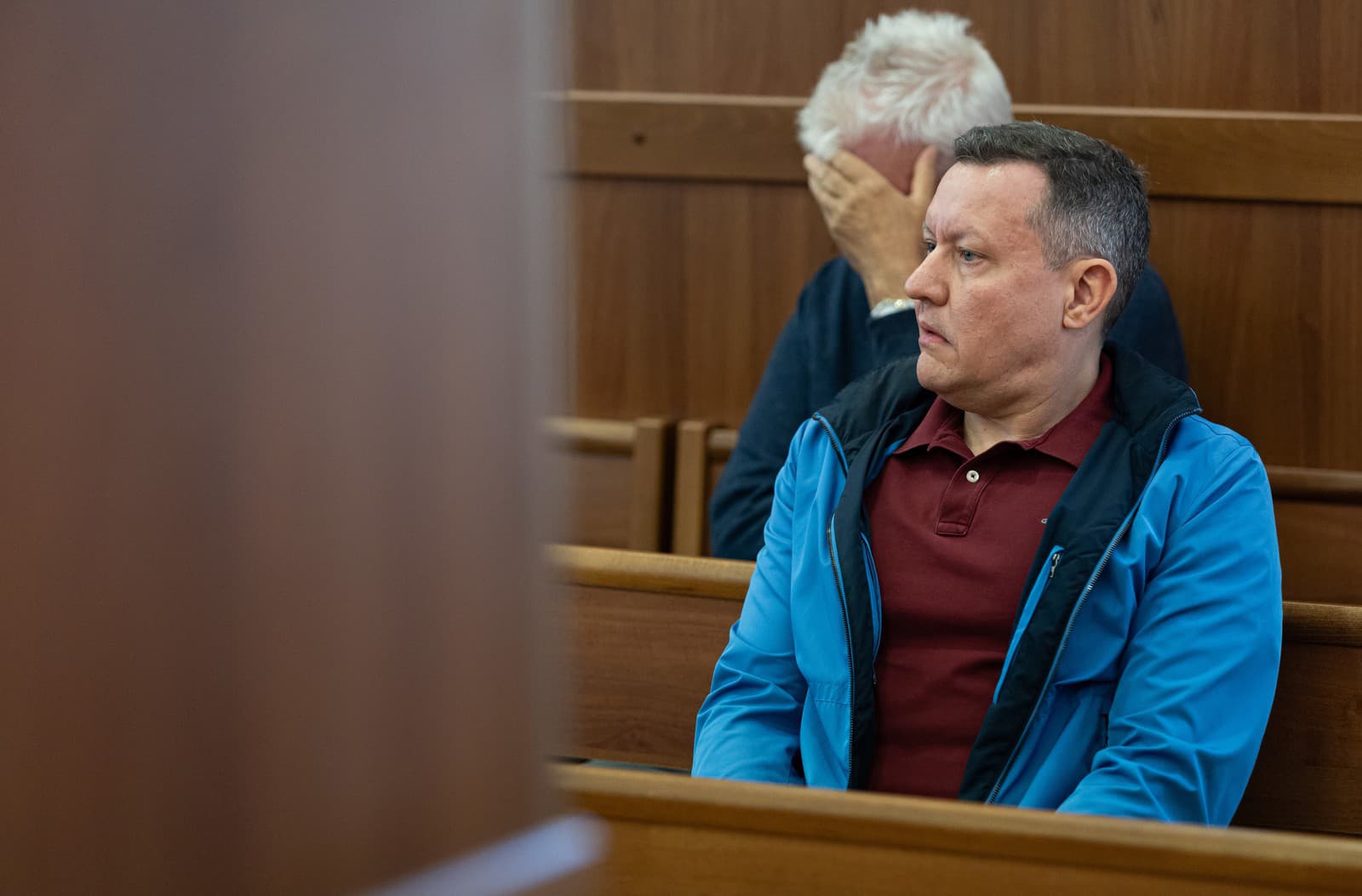 V popredí svedok Daniel Lipšic v pojednávacej miestnosti
