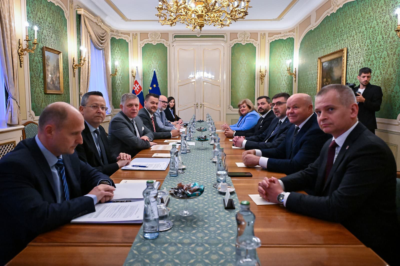 Predseda vlády SR Robert Fico (Smer-SD) prijal predstaviteľov Združenia miest a obcí Slovenska (ZMOS) 
