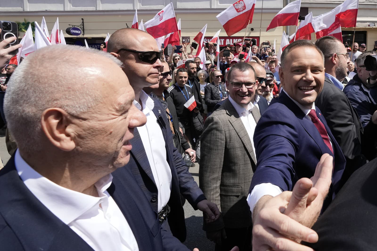 Konzervatívny prezidentský kandidát Karol Nawrocki (vpravo vpredu) sa zúčastňuje na pochode týždeň pred rozhodujúcimi voľbami vo Varšave.