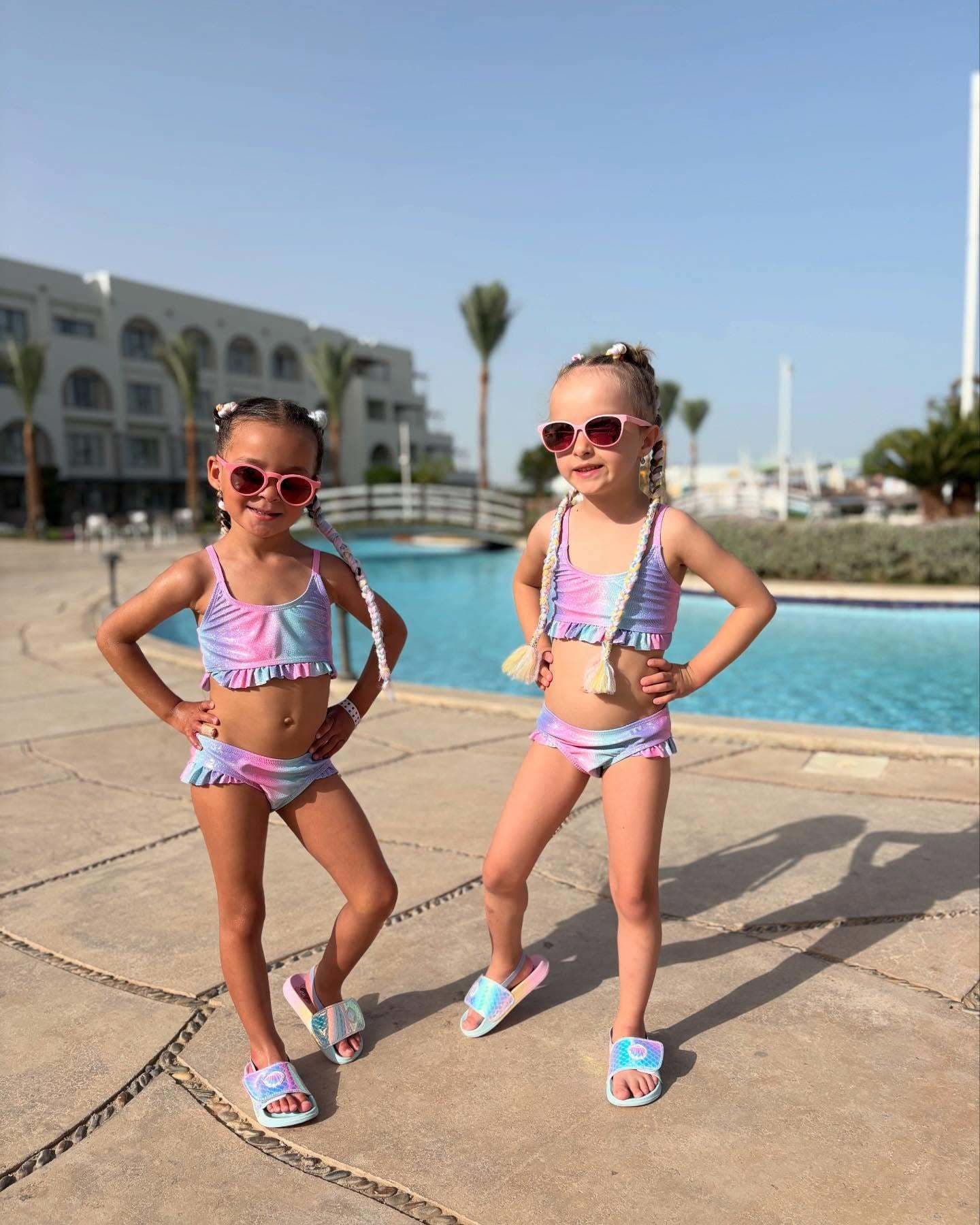 Veronika a Daniela Nízlové so svojimi deťmi na dovolenke pri mori