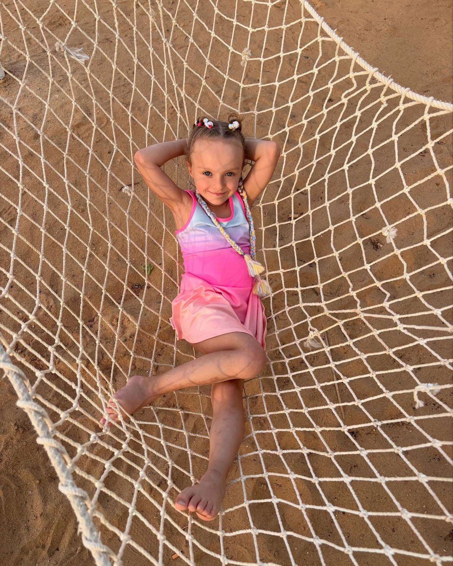 Veronika a Daniela Nízlové so svojimi deťmi na dovolenke pri mori