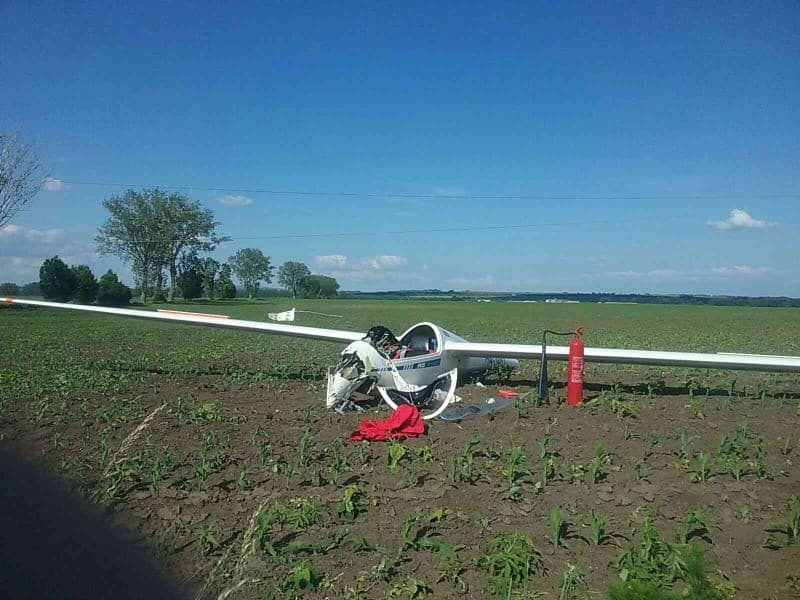 Do poľa za obcou Veľký Kýr spadlo bezmotorové športové lietadlo