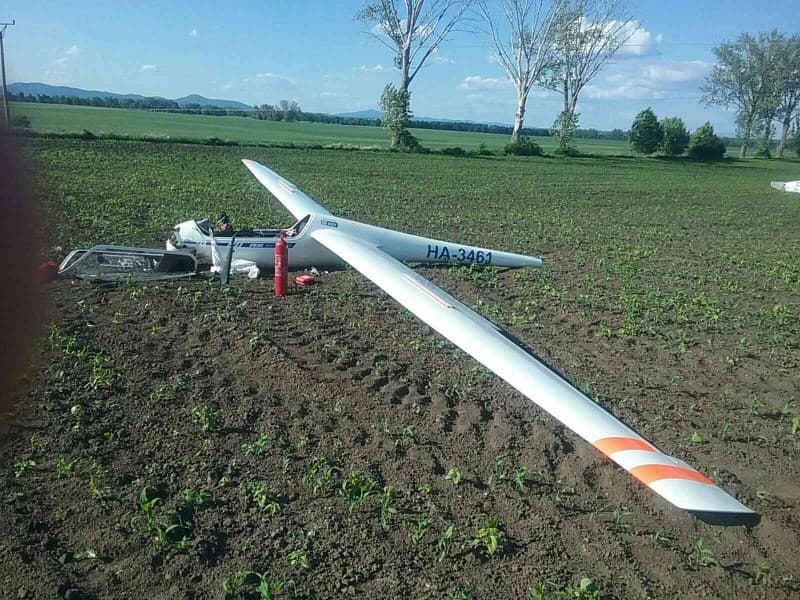 Do poľa za obcou Veľký Kýr spadlo bezmotorové športové lietadlo