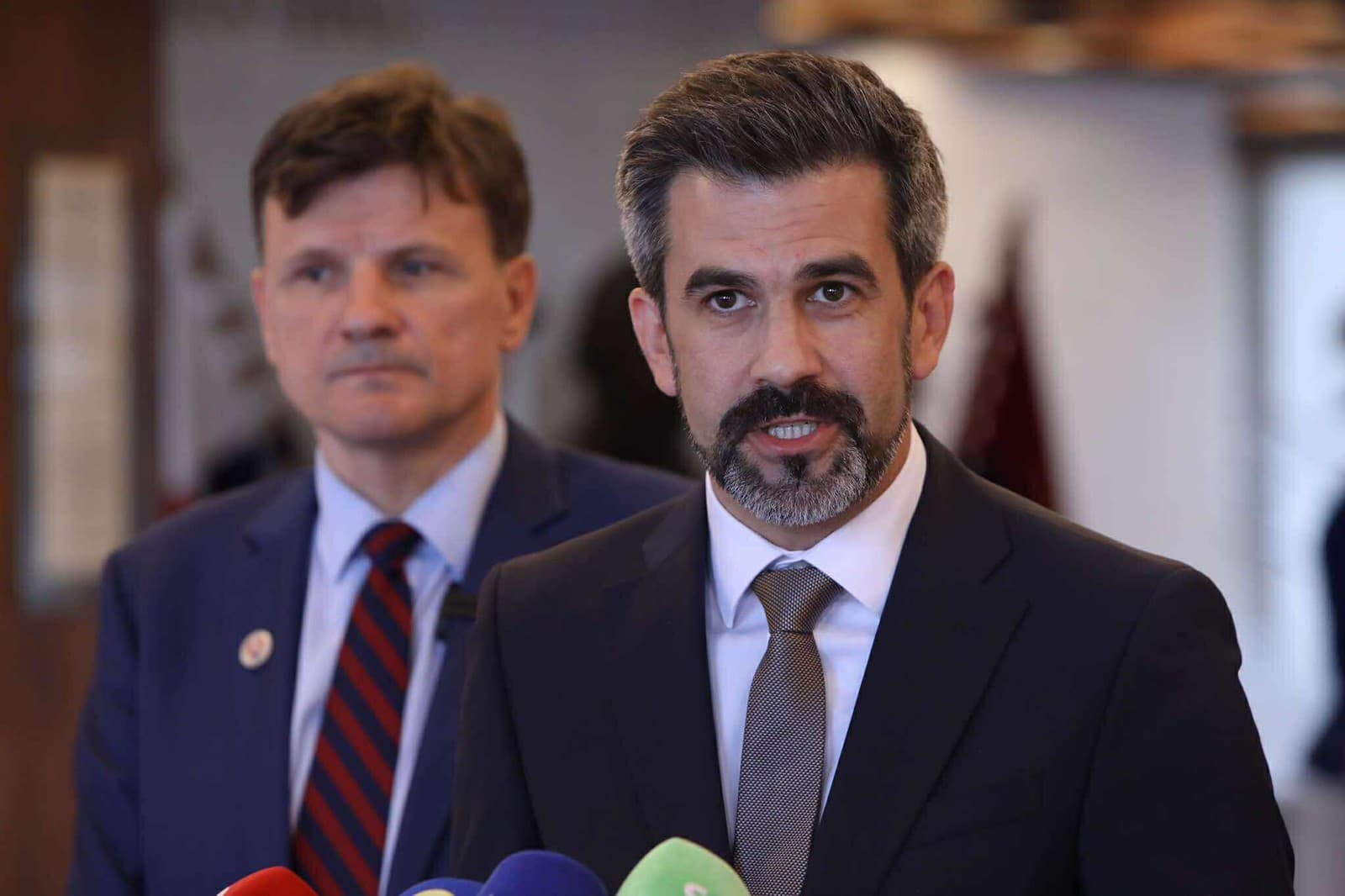 Opozičné strany zvolávajú mimoriadnu