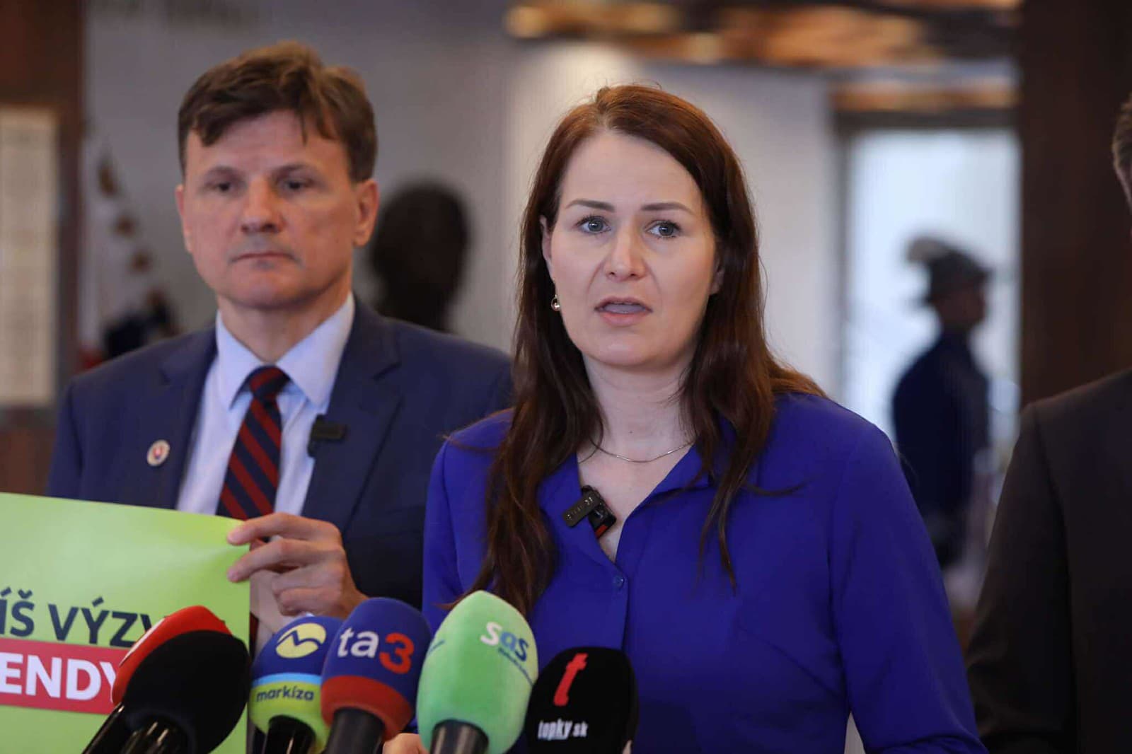 Opozičné strany zvolávajú mimoriadnu