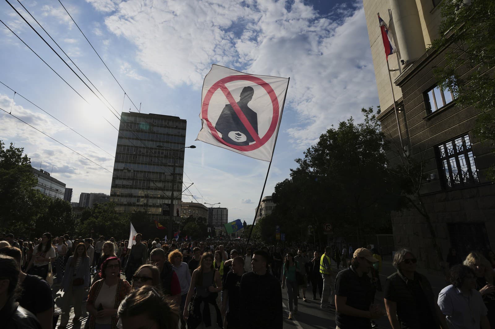 Demonštranti v Belehrade žiadajú