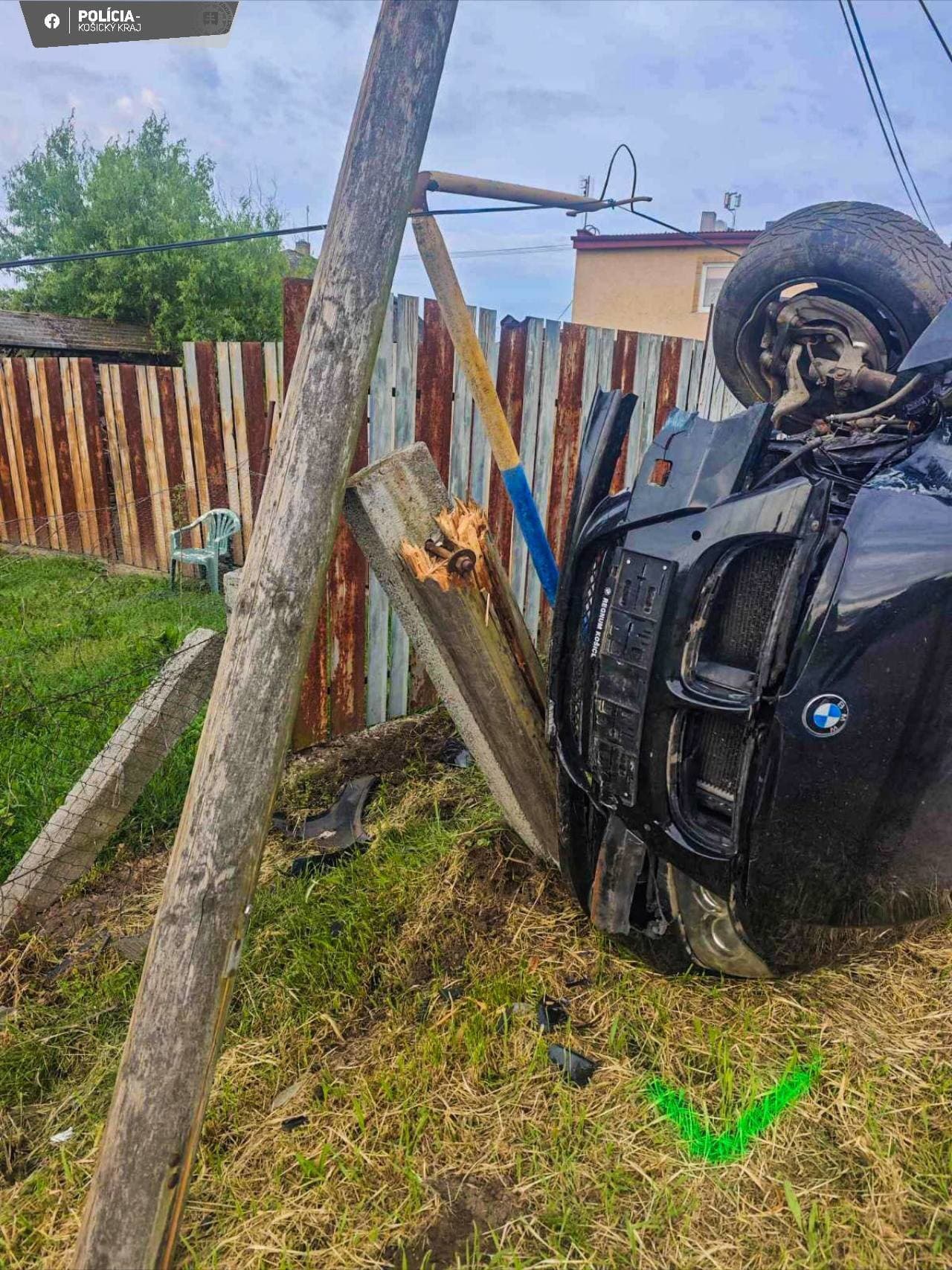 Vodič osobného vozidla v obci Vojka narazil najprv do stĺpa telefónneho vedenia a následne do stĺpa obecného rozhlasu