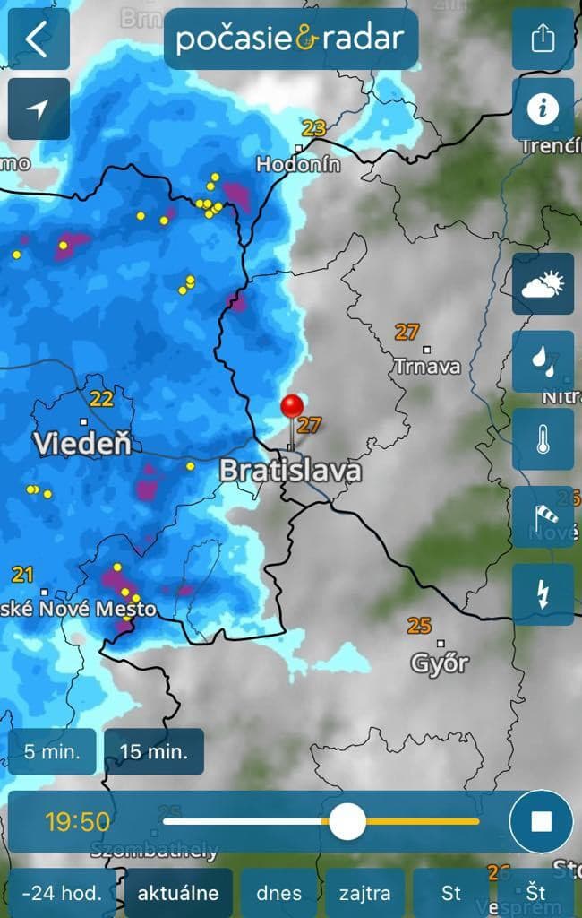 Búrkové mračná postupujú z východného Rakúska smerom na naše územie