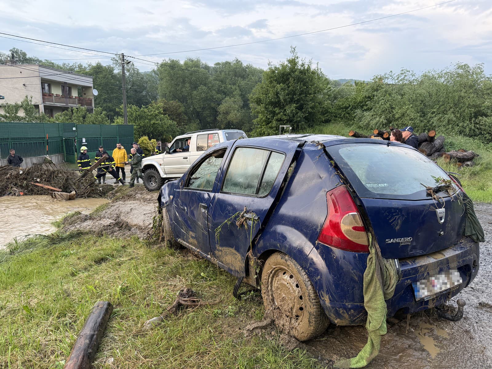 Na snímke vytiahnuté auto po silnej búrke v obci Rokycany v okrese Prešov