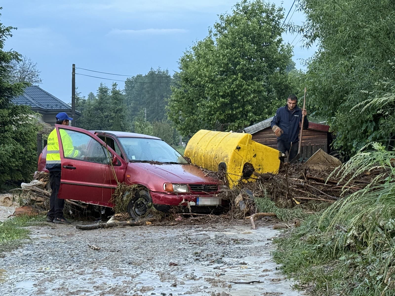 Pre silné búrky zasahovali hasiči vo viacerých obciach v Prešovskom kraji