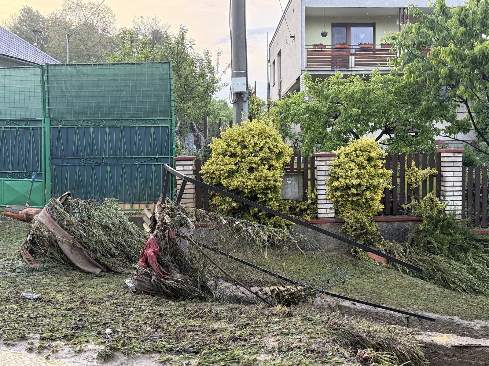 Pre silné búrky zasahovali hasiči vo viacerých obciach v Prešovskom kraji