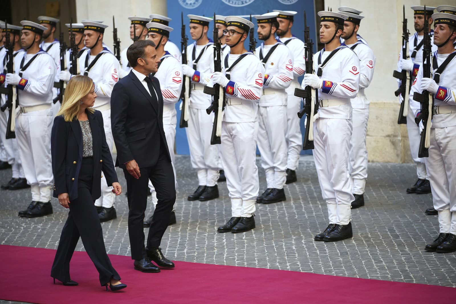 francúzsky prezident Emmanuel Macron a talianska premiérka Giorgia Meloniová