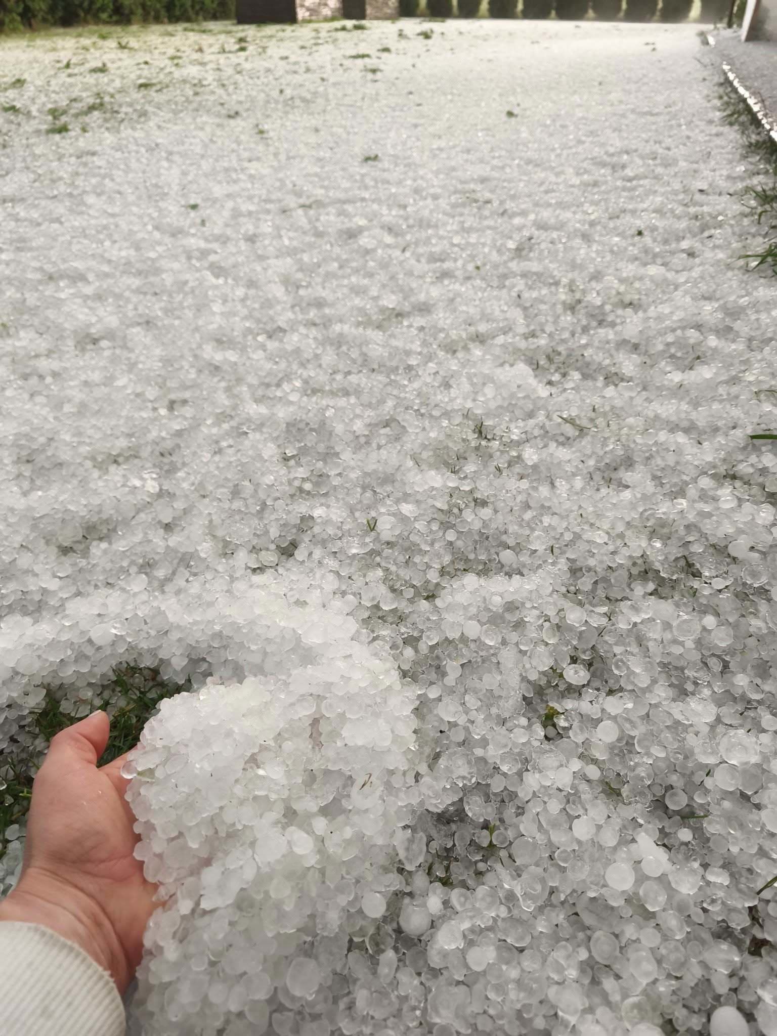 Nánosy krúp po búrke v obci Sadská