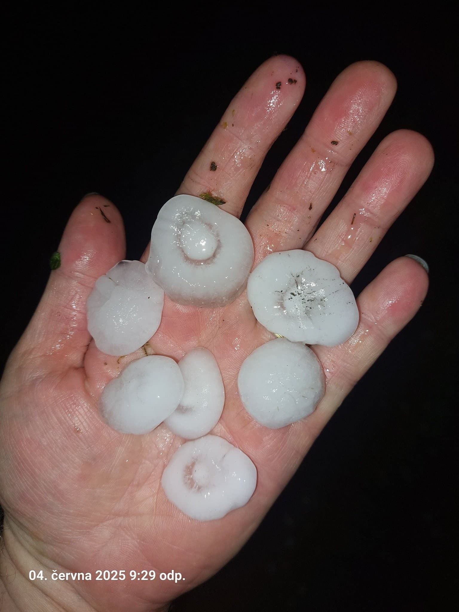 Krúpy o veľkosti asi 4 cm zaznamenali na izolovaných supercelách na Nymbursku a Hradecku