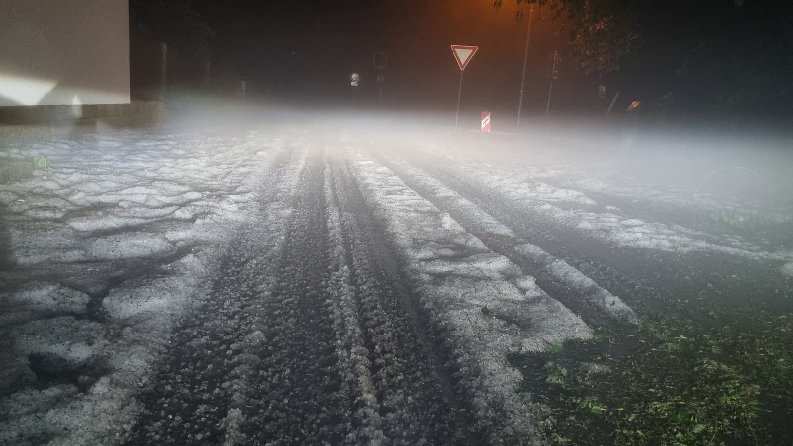 Severnú časť obce Sadská postihla prudká búrka s krupobitím