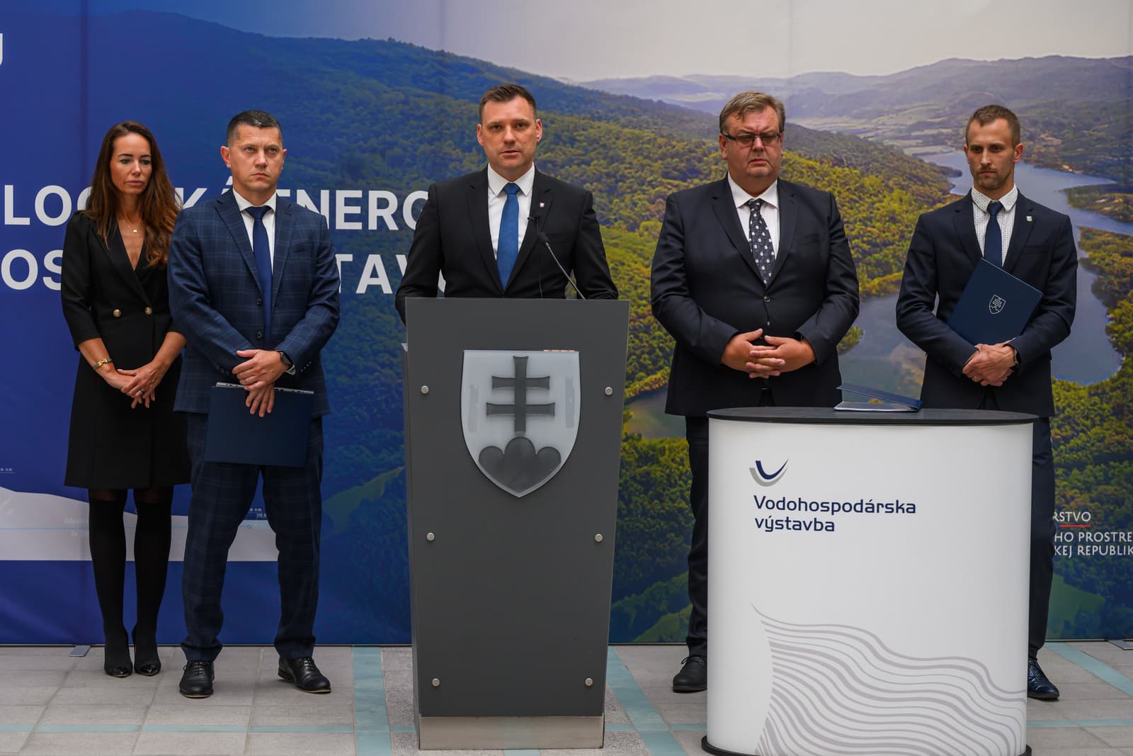 Sprava starosta obce Látky Mário Kubiš, starosta obce Málinec Igor Lacko, podpredseda vlády a minister životného prostredia SR Tomáš Taraba a generálny riaditeľ podniku Vodohospodárska výstavba Peter Molda