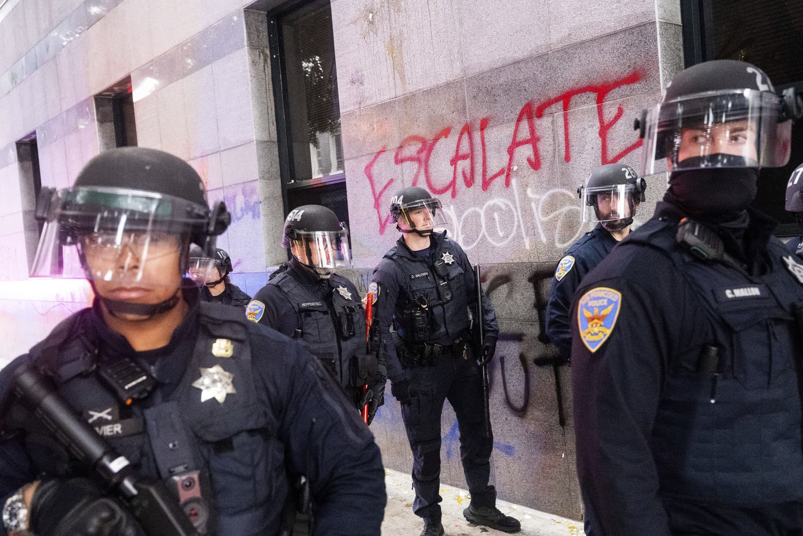 Demonštranti sa zhromaždili proti raziám imigračného a colného úradu USA v San Franciscu