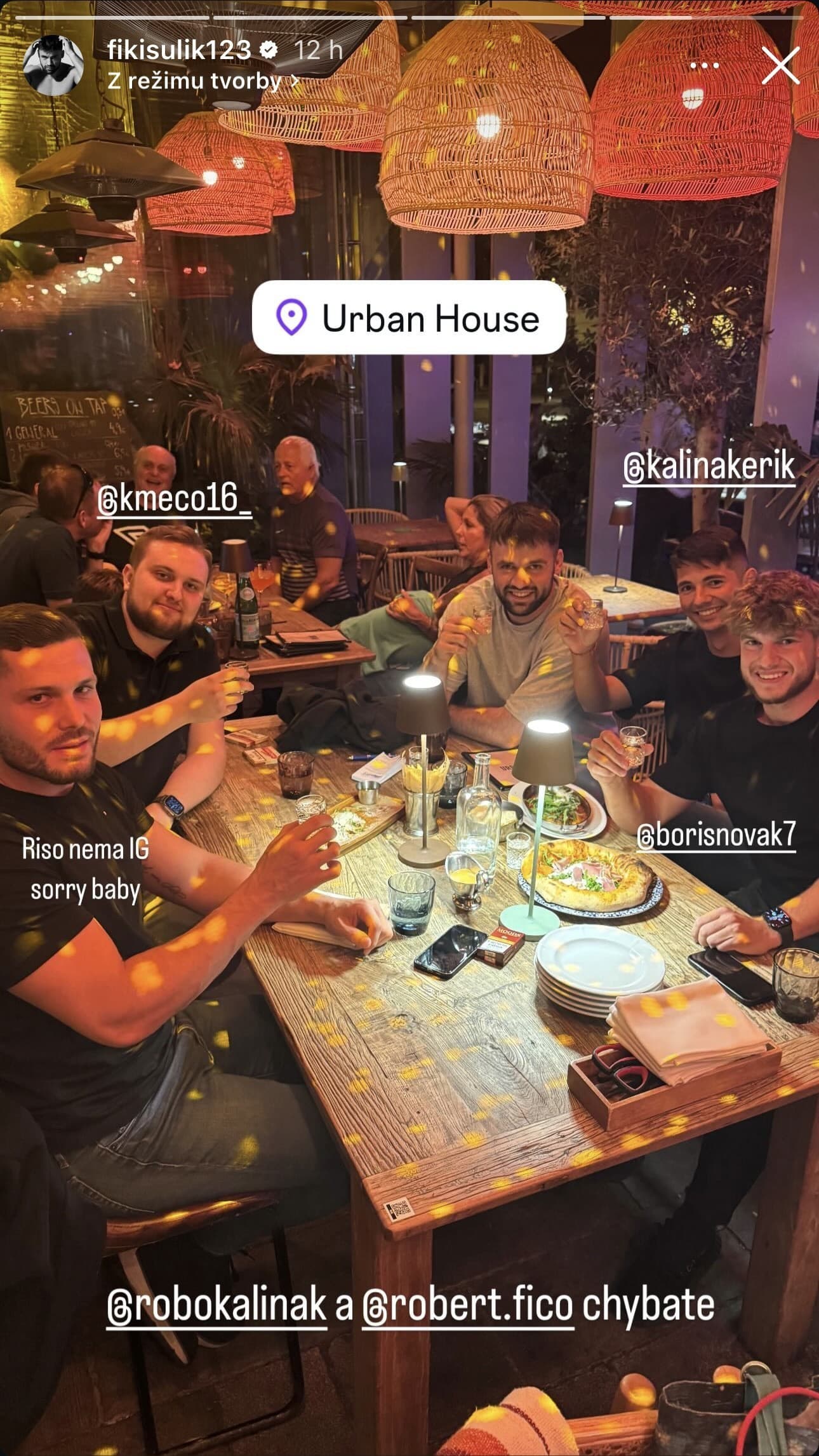 Filip Sulík na žúre so SMERákmi.