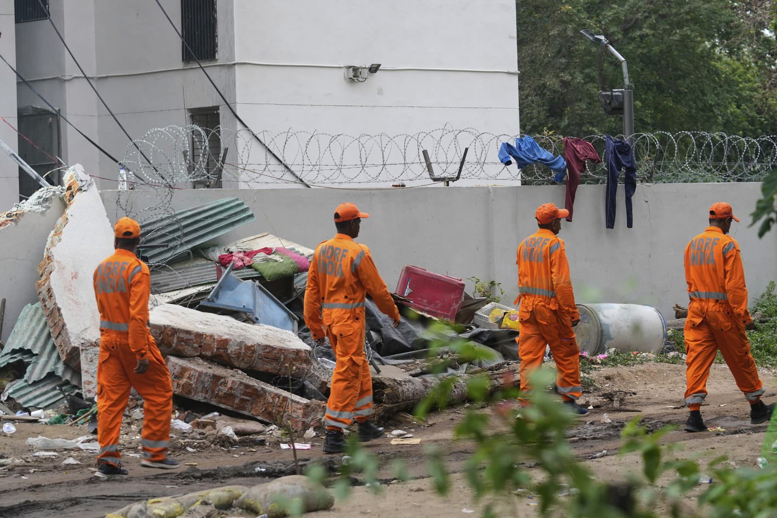 Experti skúmajú detaily letu