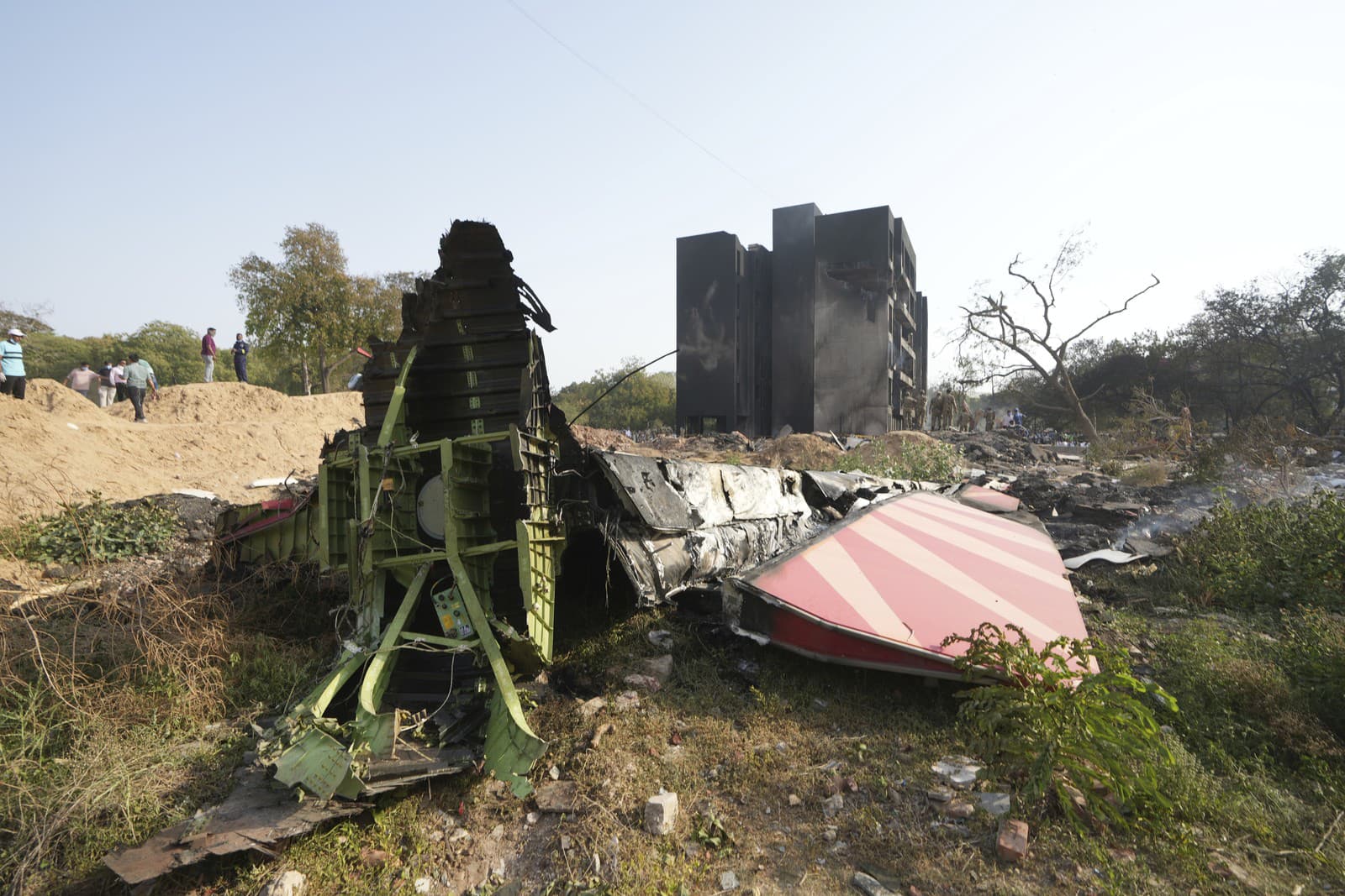 Experti skúmajú detaily letu