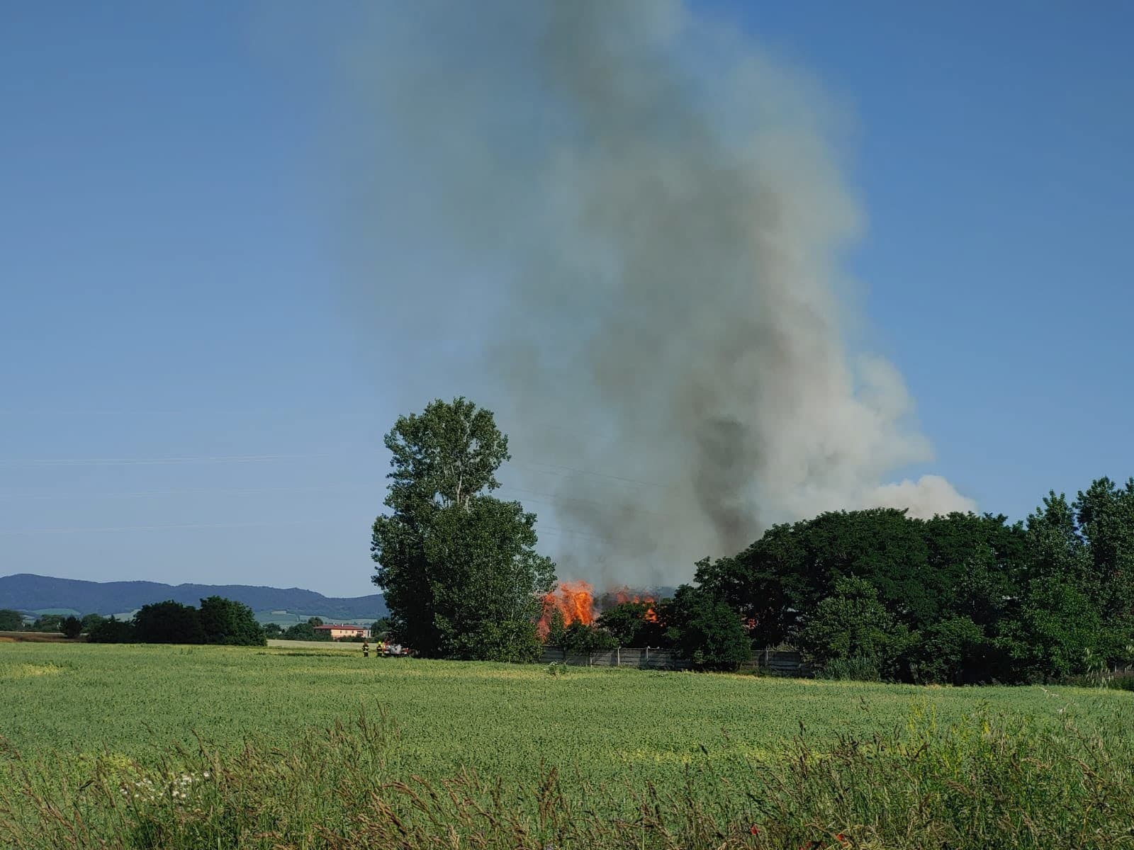 V Potvoriciach v okrese Nové Mesto nad Váhom horí poľnohospodárske družstvo