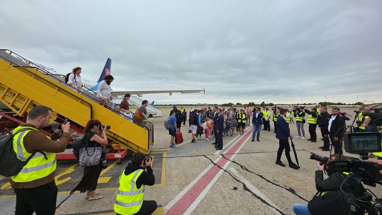 Príchod prvých evakuovaných turistov z Blízkeho východu na Letisko M.R. Štefánika