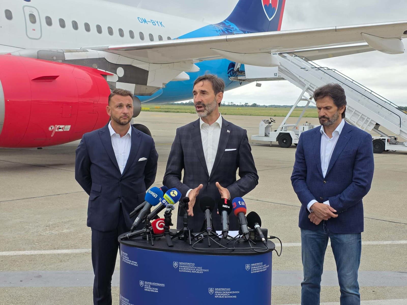 Zľava Matúš Šutaj Eštok, Juraj Blanár a Robert Kaliňák, ktorí na letisku vítali repatriantov z Blízkeho východu
