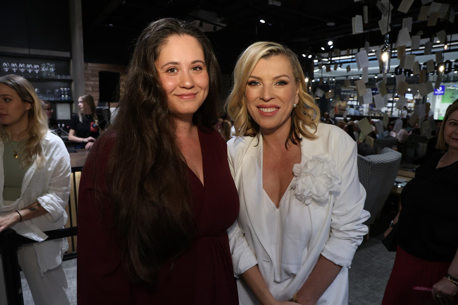 Gabriela Ruman so sestrou Rytmusa na krste knihy Jasminy Alagič - Pošli to ďalej