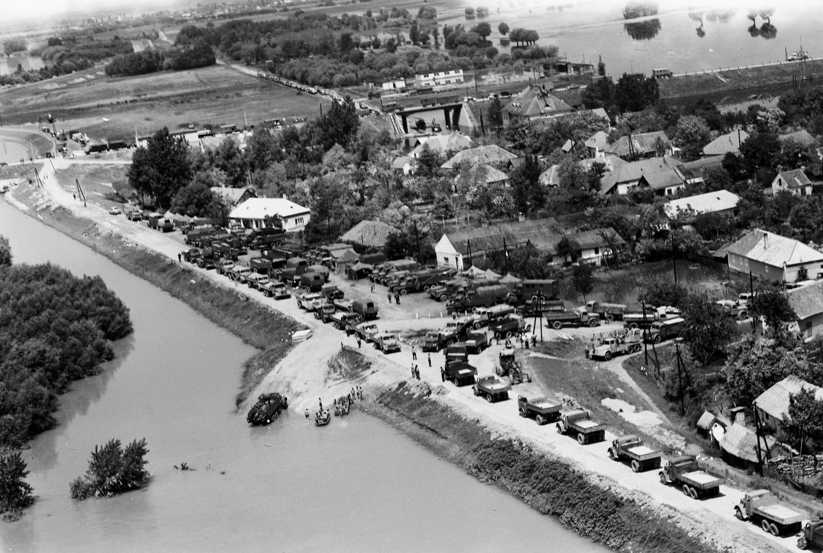 Na snímke zaplavený Medveďov v roku 1965