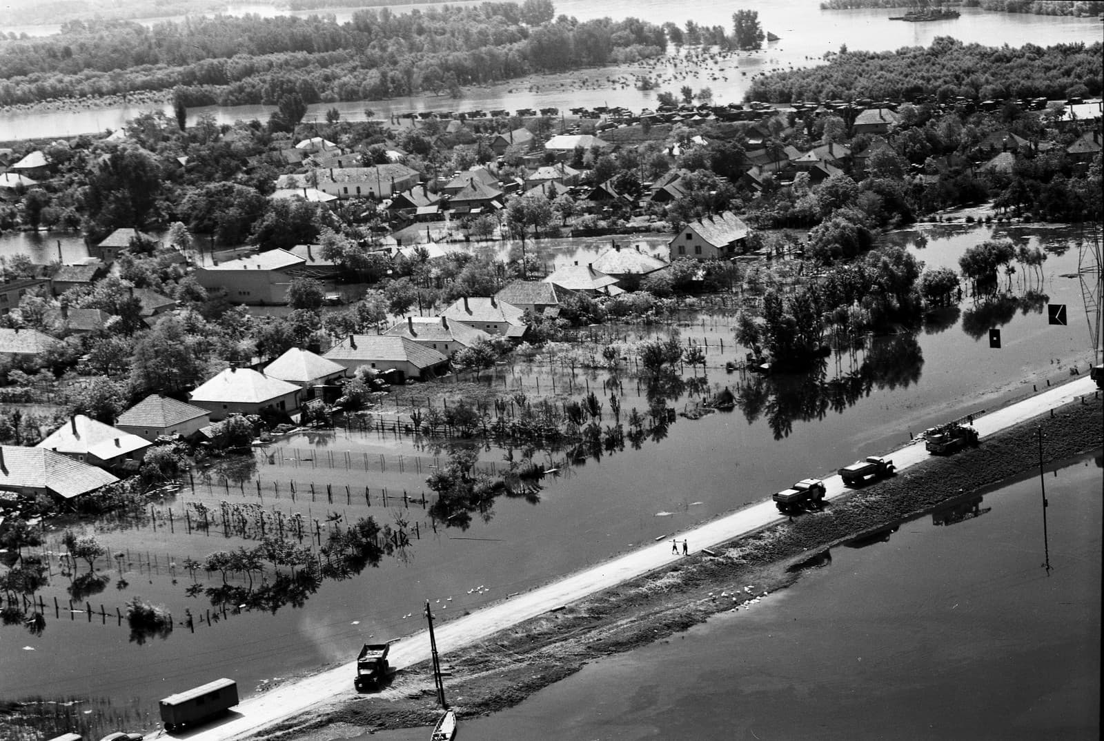 Na snímke zaplavený Medveďov v roku 1965