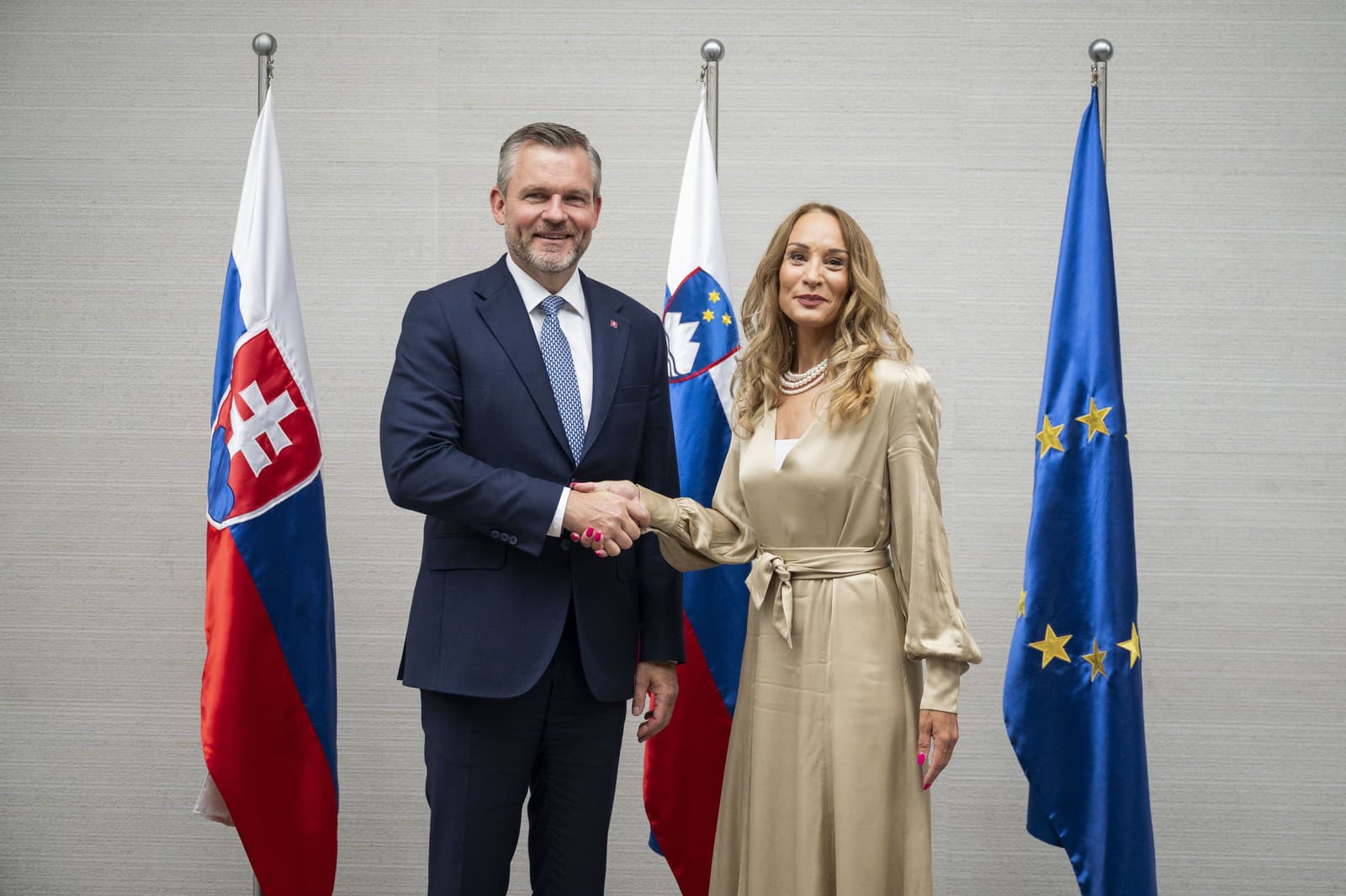 Slovenský prezident Peter Pellegrini a podpredsedníčka Národného zhromaždenia Slovinskej republiky Meira Hot