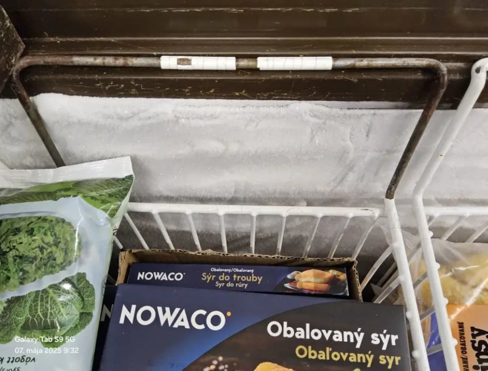 Poškodený a skorodovaný mraziaci box v predajni zistený RVPS Šaľa