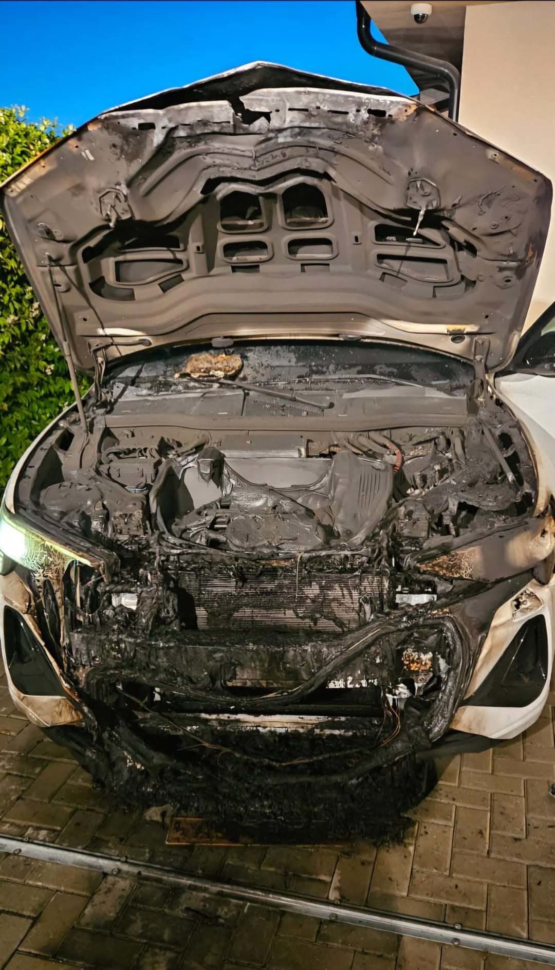 Požiar zachvátil motorovú časť elektromobilu na okraji Dunajskej Stredy