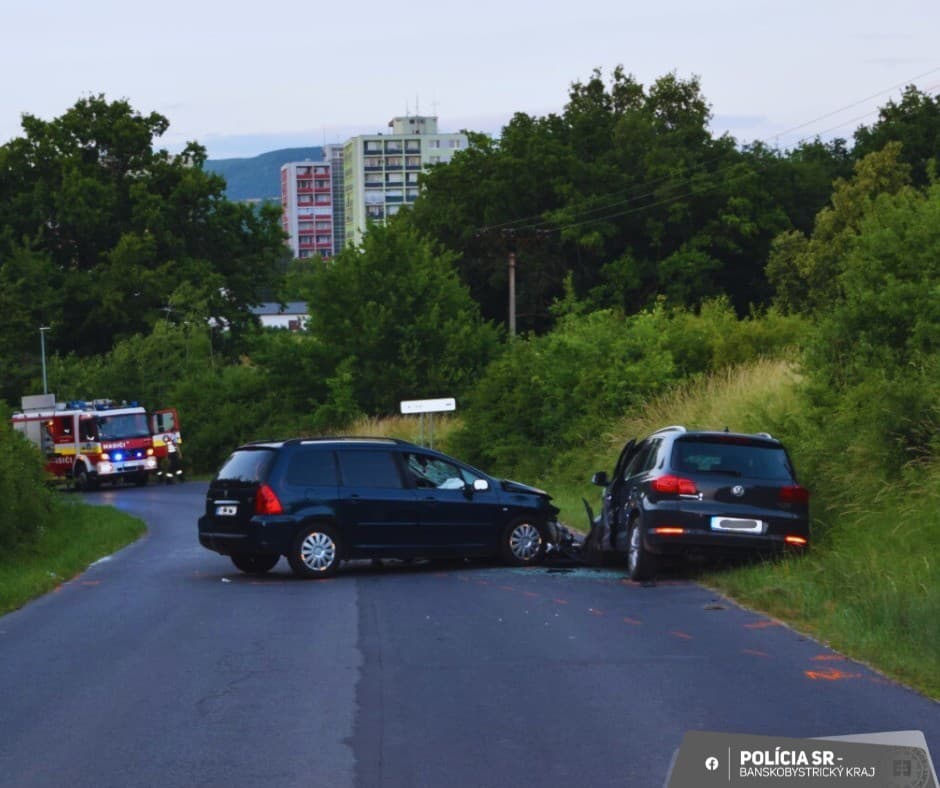 Čelná zrážka v Žiari nad Hronom si vyžiadala dve zranené osoby