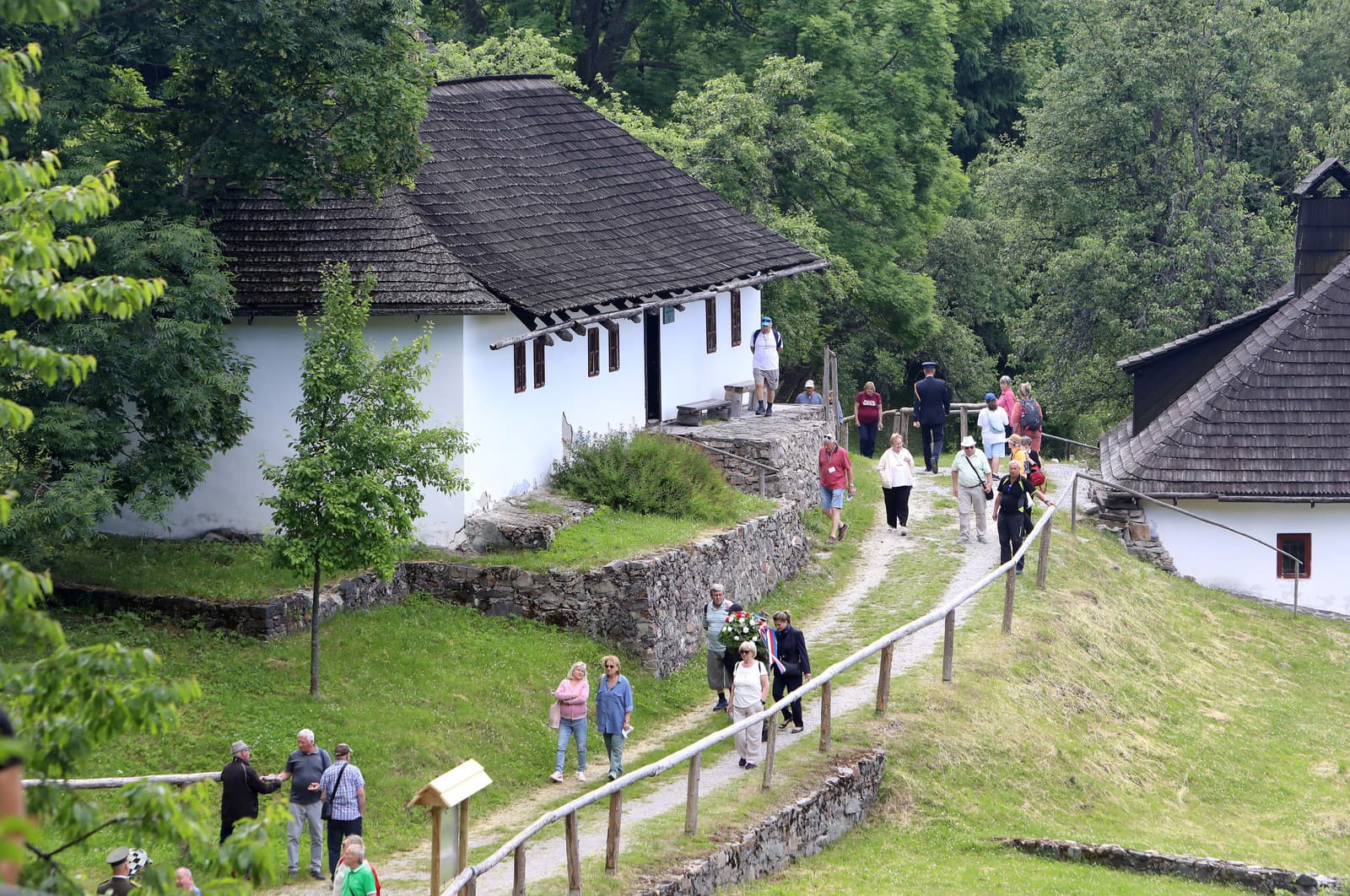 Pohľad na Kalište počas 19. ročníku Stretnutia generácií pri príležitosti 80. výročia vypálenia obce