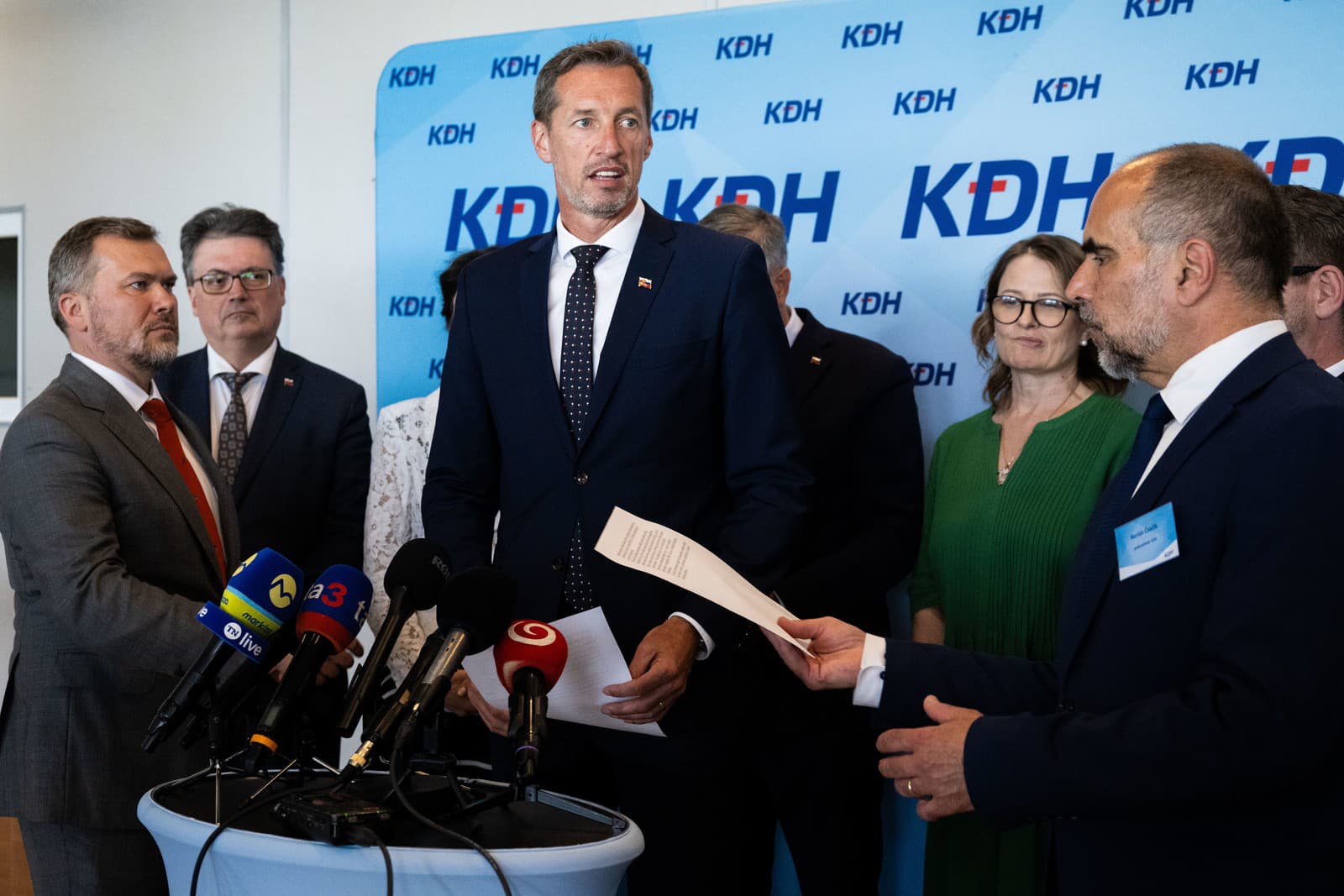 Členovia Kresťanskodemokratického hnutia (KDH) zľava Viliam Karas, Ján Horecký, predseda KDH Milan Majerský a Marián Čaučík