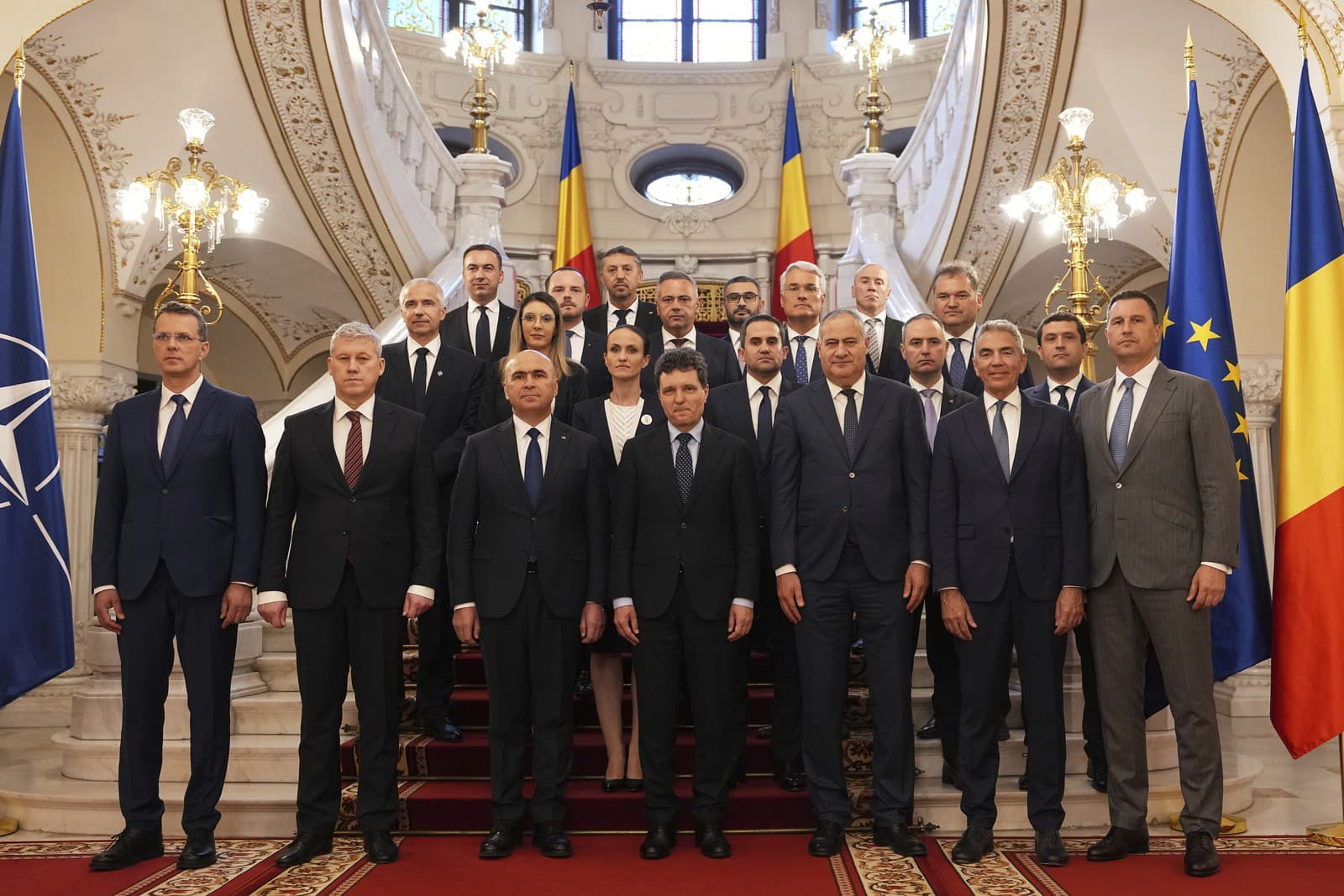 Rumunský prezident Nicusor Dan (uprostred vpravo) a premiér Ilie Bolojan (uprostred vľavo) pózujú na fotografii s novou vládou po slávnostnom zložení prísahy v prezidentskom paláci Cotroceni v Bukurešti,