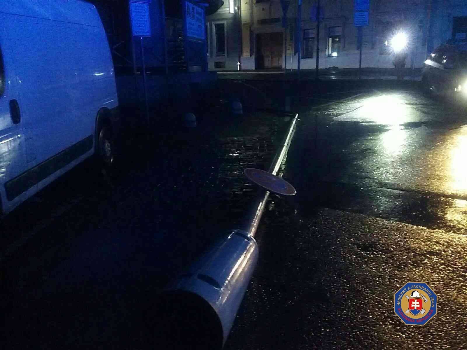 Búrková SKAZA: VIDEO Polámané