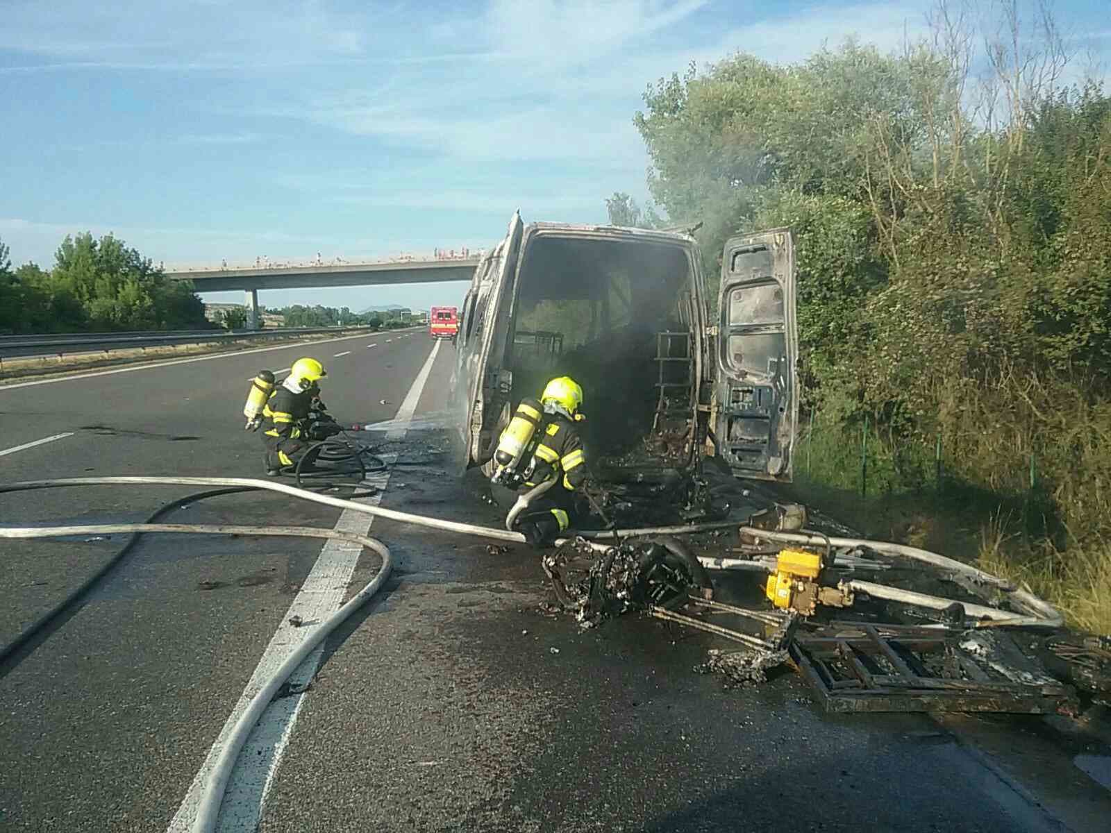 Na diaľnici D1 horela