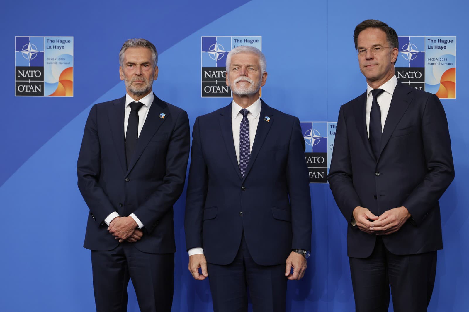 prezident Českej republiky Petr Pavel, generálny tajomník NATO Mark Rutte a holandský premiér Dick Schoof