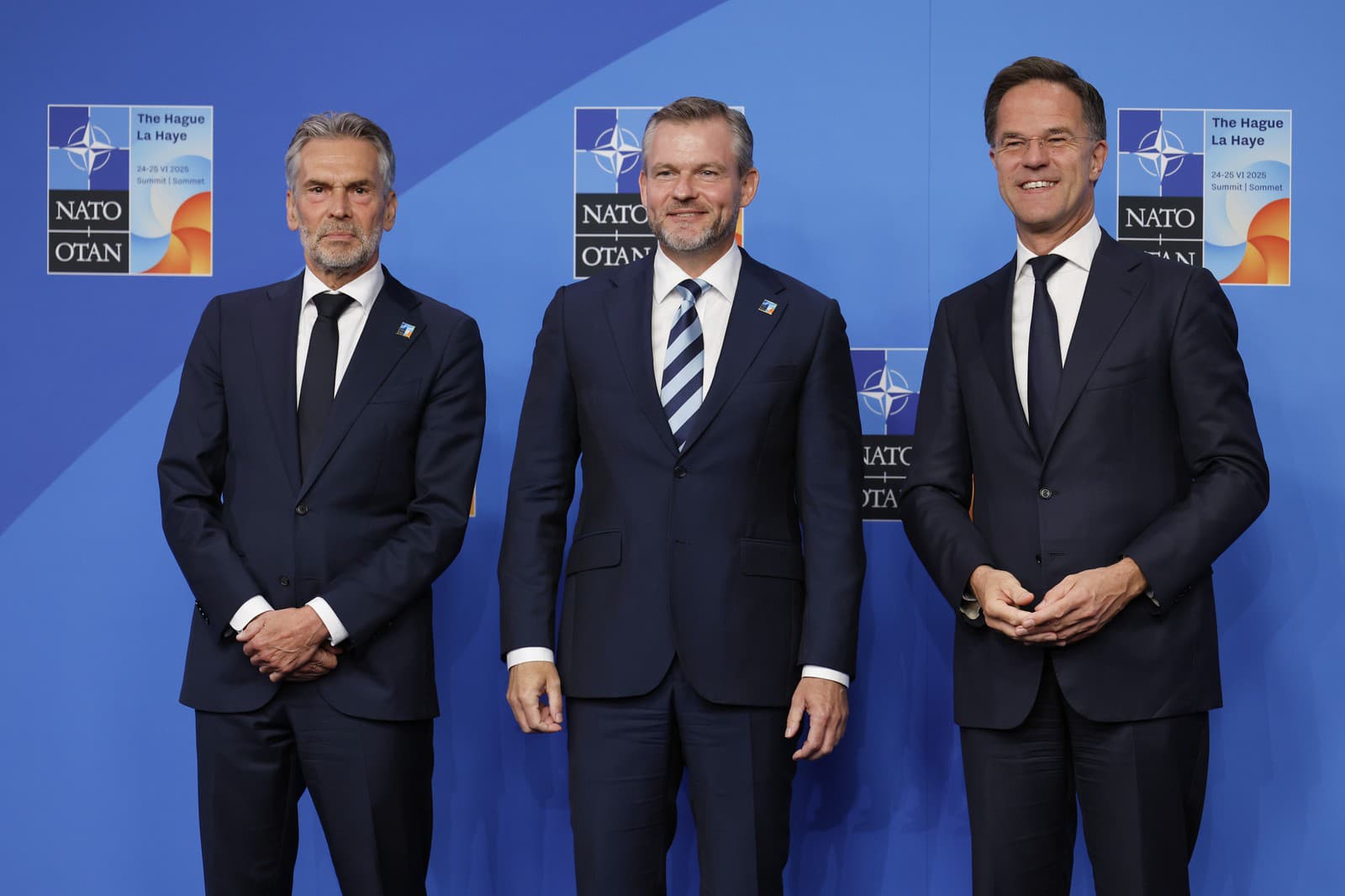 Generálny tajomník NATO Mark Rutte a holandský premiér Dick Schoof vítajú prezidenta SR Petra Pellegriniho.