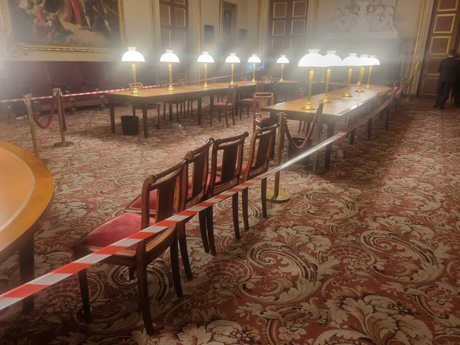 Museli prerušiť parlamentné zasadnutie kvôli únikom vody spôsobeným záplavami v Paríži