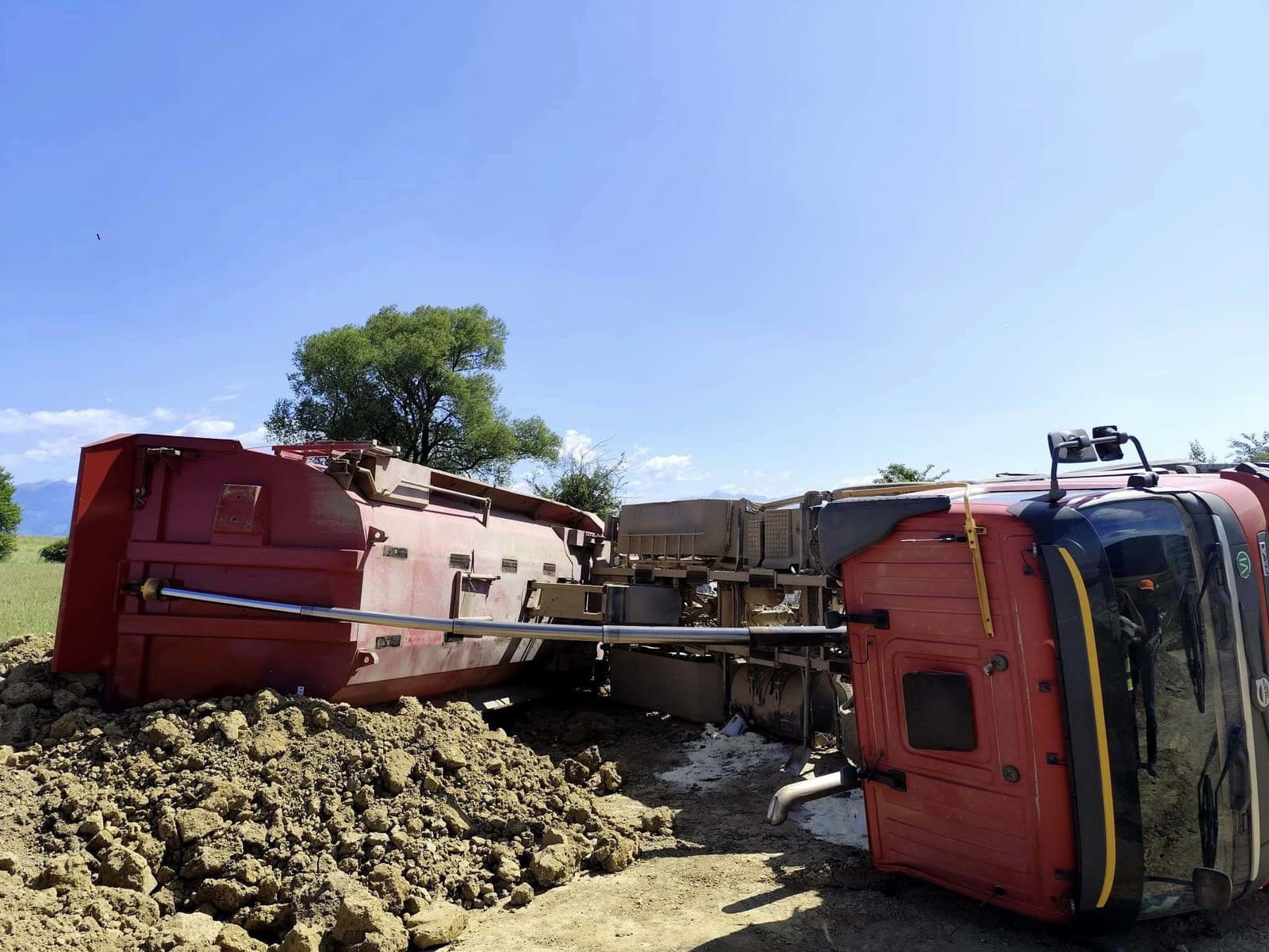 Hasiči zasahovali pri prevrátenom