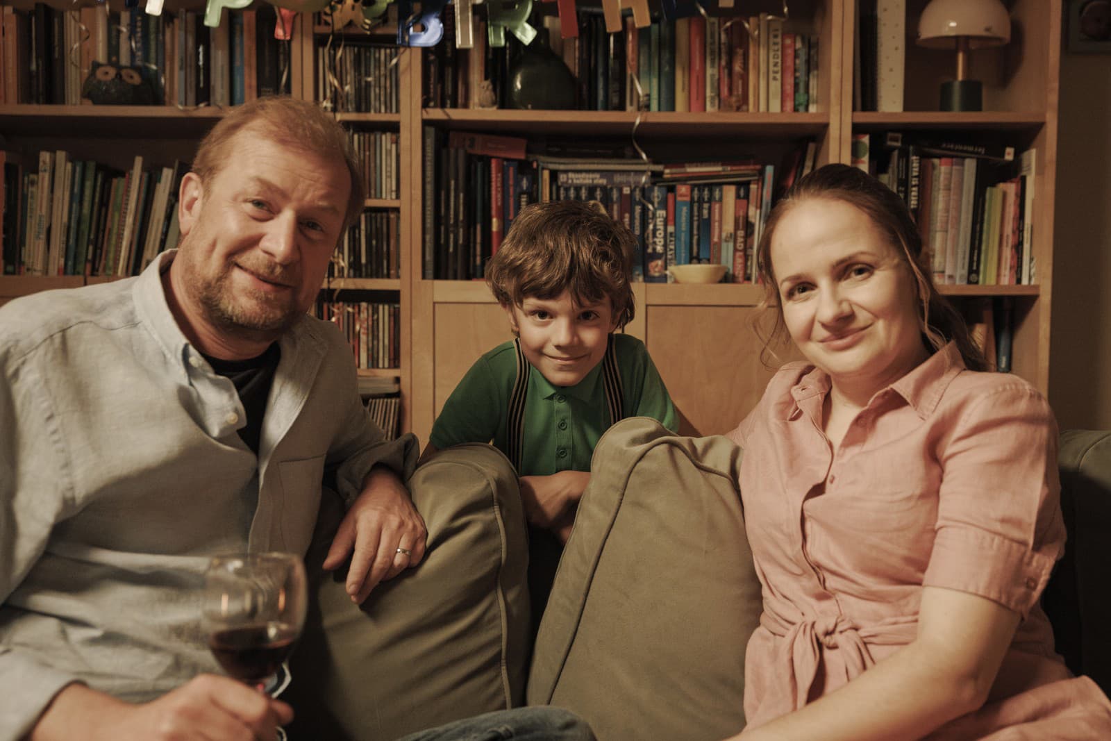 Zuzana Kubovčíková Šebová, Martin Pechlát a Emanuel Bugala vo filme Šviháci