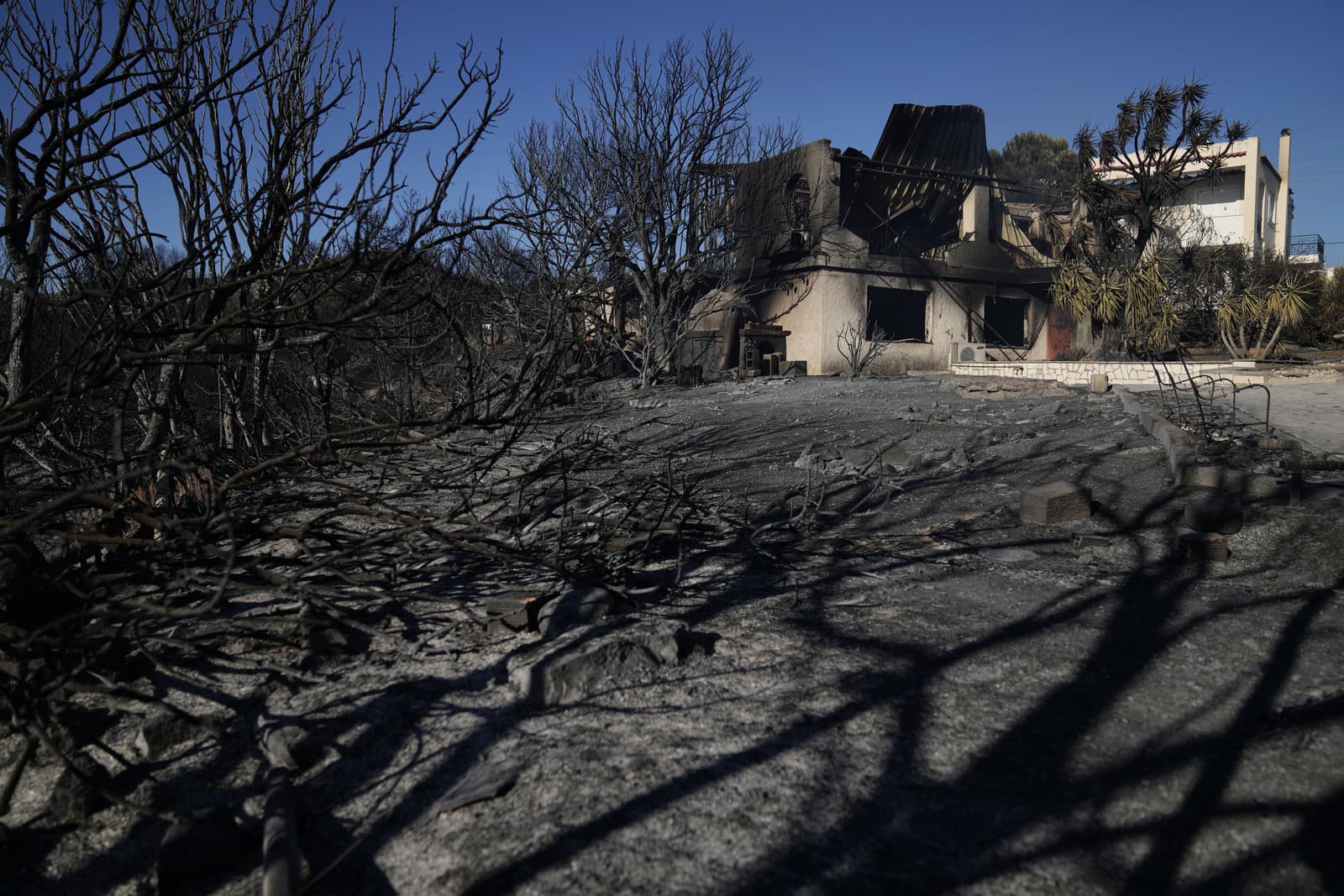 Južne od Atén vyčíňa